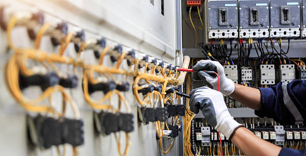 Professional Electrician technician working in Glen Carbon, IL